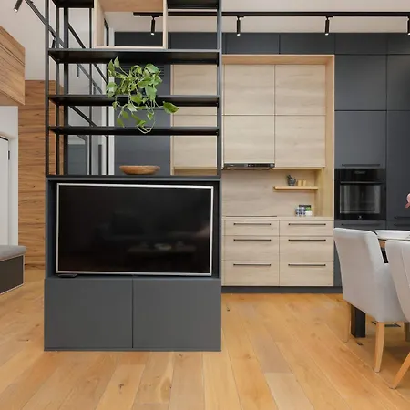 Stylish With 2 Bedrooms, Parking, Balcony, And Ac By Renters Prestige 바르샤바