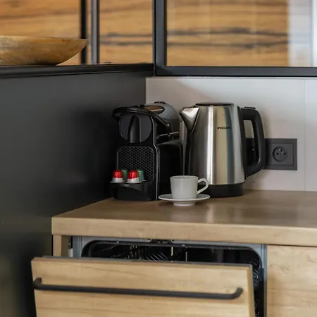 Stylish With 2 Bedrooms, Parking, Balcony, And Ac By Renters Prestige Apartamento *