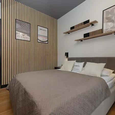 Stylish With 2 Bedrooms, Parking, Balcony, And Ac By Renters Prestige 아파트 바르샤바