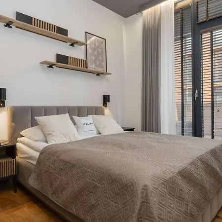 아파트 Stylish With 2 Bedrooms, Parking, Balcony, And Ac By Renters Prestige 바르샤바