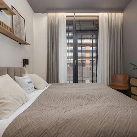 Stylish With 2 Bedrooms, Parking, Balcony, And Ac By Renters Prestige 아파트