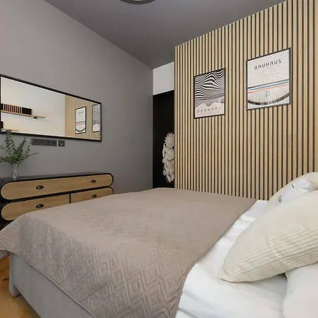 Apartamento Stylish With 2 Bedrooms, Parking, Balcony, And Ac By Renters Prestige Varsovia