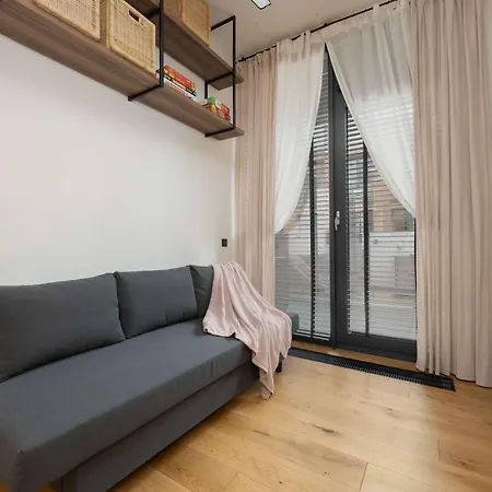 Stylish With 2 Bedrooms, Parking, Balcony, And Ac By Renters Prestige * Varsovia