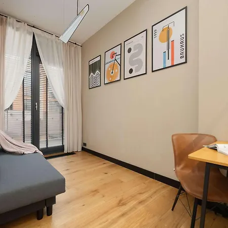 Stylish With 2 Bedrooms, Parking, Balcony, And Ac By Renters Prestige 아파트 바르샤바