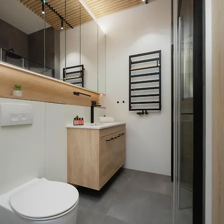 Stylish With 2 Bedrooms, Parking, Balcony, And Ac By Renters Prestige 바르샤바